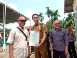 Serahkan Sertifikat Redistribusi Tanah di Desa Talang Belido, Begini Penjelasan Pj Bupati Bachyuni