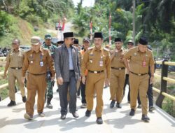 Pj Bupati Raden Najmi meresmikan jembatan Sungai Kandang di desa bukit mas